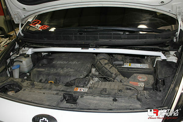 Kia Carens (RP) 1.7D 2WD 13+ UltraRacing 2-Point Front Upper Strutbar (3016)