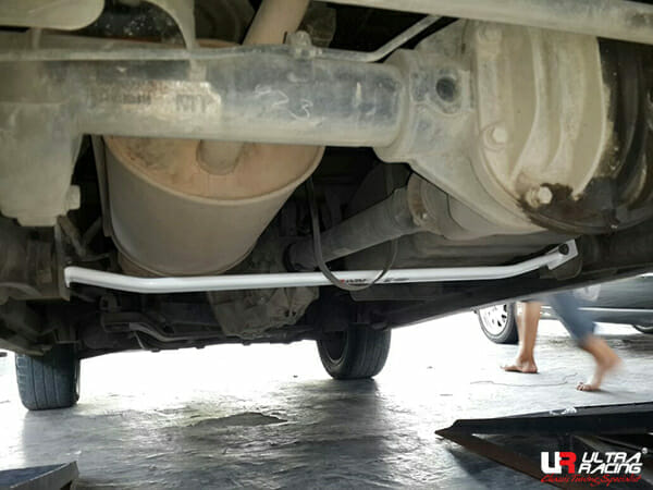 Suzuki APV (DN) 1.6 2WD 04+ UltraRacing 2-Point Rear Lower Bar (689)