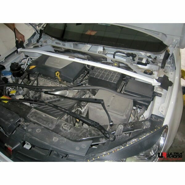 Roewe 350 1.5 2WD 10-15 UltraRacing 2-Point Front Upper Strutbar (1806)